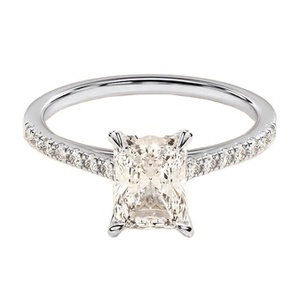 Radiant Moissanite bague de fiançailles pavé ensemble côté pierre anneau personnalisé diamant à facettes cadeau pour les femmes - Product Image 1