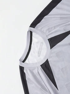 เสื้อเจอร์ซีย์อเมริกันฟุตบอลสีขาวตาข่าย  แผ่นสีดำตัดกัน พิมพ์หมายเลข  ผลิตจากโพลีเอสเตอร์ 100% ชุดทีมเพื่อประสิทธิภาพสูง  OEM เสื้อยืดคอกลม - Product Image 3