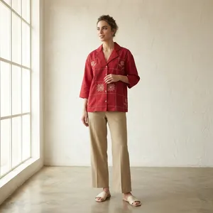 Ensemble chemise brodée rouge et pantalon droit beige pour femme, haut à col et manches trois quarts, tenue décontractée élégante pour le bureau - Product Image 3