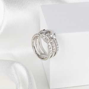 แหวนมอสซาไนต์ทรงต่างๆ หลายแบบ ประดับสามแถวเต็มวง ดีไซน์โรแมนติก ทำจากเงินแท้ 925 เหมาะเป็นของขวัญสำหรับแฟนสาว - Product Image 3