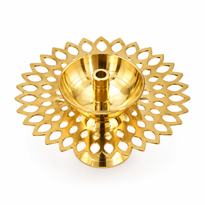 Lámpara de aceite de latón al por mayor con diseño redondo recortado, soporte Diya, lámpara tradicional india para Pooja, accesorios para templo, decoración Diwali, Diya - Product Image 1