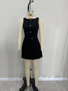 Vestido Mini Negro Sin Tirantes con Falda Plisada y Botones Dorados, Estilo Elegante para Fiesta, Tejido Entrecruzado, Sin Mangas - Product Image 4
