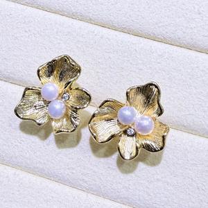 Pendientes de Perlas de Agua Dulce Elegantes y Exquisitos de Zhuji, Diseño de Flor de Iris Premium con Tamaño Pequeño y Encanto Lujoso - Product Image 1