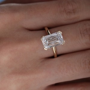 Bague en or jaune 14 carats pour femme avec diamant de laboratoire Crisscut de 3 carats, halo caché et demi-sertissage sculpté - Product Image 3