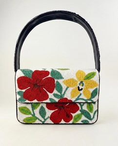 Bolso de mano estilo boutique de lujo, diseño cómodo para llevar al hombro, acabado con cuentas hechas a mano, base blanca suave con detalles en color. - Product Image 1