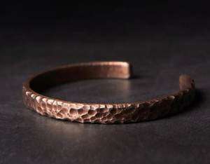 Brazalete Floral de Cobre, Diseño Rústico Hecho a Mano, Joyería Metálica - Product Image 2