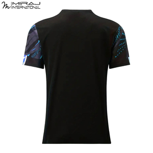 เสื้อยืดพิมพ์ลายสปอร์ตสั่งทำขายส่ง ลายพิมพ์นามธรรมสีน้ำเงินเข้มและสีดำทันสมัย เนื้อผ้าระบายอากาศ แห้งเร็ว แบบซับลิเมชั่น - Product Image 2