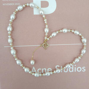 สร้อยคอไข่มุกน้ำจืดแบบเรียบง่าย ดีไซน์ทันสมัย ประดับด้วยไข่มุกทรงข้าว  ไข่มุกแท้จากจูจี้  ดีไซน์คลอเวอร์  แบบเรียบหรู  ทันสมัย - Product Image 3