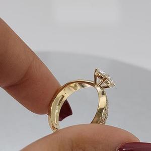 Anillo de Compromiso Solitario con Diamante de Corte Redondo en Oro Amarillo con Banda de Diamantes Pavé, Anillo de Novia Clásico, Joyería Elegante para Boda - Product Image 2