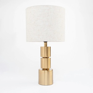 Lámpara de Mesa Titan Stack de Metal con Diseño de Cilindros Escalonados, Pantalla de Lino, Acabado Dorado Cepillado, Iluminación Ambiental Elegante - Product Image 3