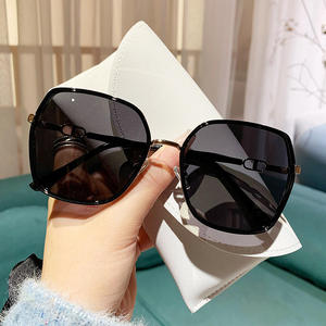 Gafas de Sol Vintage Chic Doradas con Montura Completa y Lentes Degradadas, Polarizadas UV400, con Aspecto de Cristal de Lujo y Logotipo Personalizado para Mujer - Product Image 3