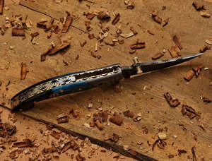 Cuchillo Plegable de Acero de Damasco con Mango Azul y Hoja de Punta Caída, Cuchillo Utilitario para Camping y Actividades al Aire Libre con Apertura de Perilla - Product Image 6