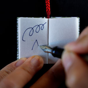 Sangle pour jouets en capsule : Mini livre fait main à motifs japonais avec papier Washi - Product Image 2