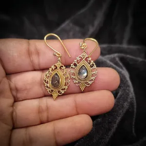 Pendientes de Labradorita con Engaste de Latón |   Joyería Boho Hecha a Mano |   Proveedor de Joyería B2B - Product Image 1