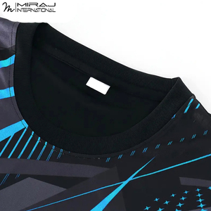เสื้อยืดพิมพ์ลายสปอร์ตสั่งทำขายส่ง ลายพิมพ์นามธรรมสีน้ำเงินเข้มและสีดำทันสมัย เนื้อผ้าระบายอากาศ แห้งเร็ว แบบซับลิเมชั่น - Product Image 3