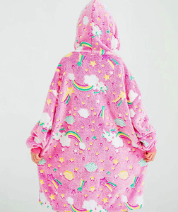 Sudadera con Capucha y Manta Personalizada con Diseño Sublimado, Material 100% Poliéster que Brilla en la Oscuridad - Product Image 6