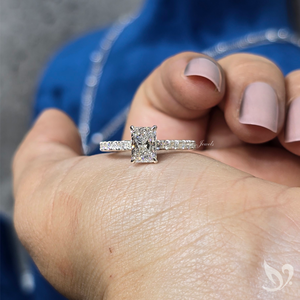 Anillo de Compromiso con Diamante Cultivado en Laboratorio de Corte Radiante de 1 Quilate |   Anillo de Boda de Lujo de Oro Sólido de 10k con Certificado IGI - Product Image 3