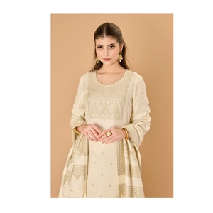 Colección de invierno Dilkash de Safaa de excelente calidad, ropa étnica elegante y cómoda para damas, disponible para la venta. - Product Image 1