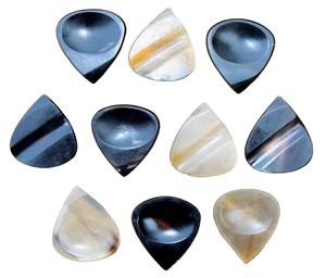 Plectres de guitare en corne de buffle avec empreinte de pouce et de doigt, faits à la main, accessoires de musique naturels personnalisés pour les guitaristes - Product Image 3