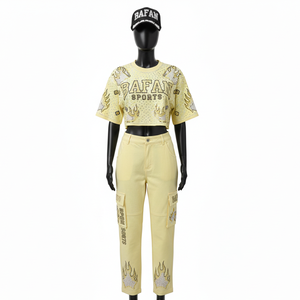 Conjunto de camiseta corta y pantalón de algodón de rizo de alta calidad para mujer, 230 GSM, transpirable, amarillo, con diseño de logotipo personalizado con pedrería. Conjuntos para mujer. - Product Image 1