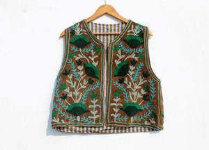 Chaleco vintage de terciopelo Suzani con bordado artesanal, estilo bohemio chic, chaleco para mujer, chaqueta Suzani, regalo para ella. - Product Image 5