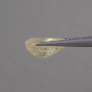 พลอยแซฟไฟร์สีเหลืองทรงรีขนาด 14x11 มม. น้ำหนัก 9.52 กะรัต รับรองโดย IGI แท้ 100%  ผ่านการเคลือบแว็กซ์/น้ำมัน เปลี่ยนสีได้ คุณภาพพรีเมียม - Product Image 2