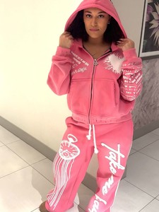 Survêtement rose à capuche en polaire, coupe décontractée, tissu doux au toucher et personnalisation de la marque - Product Image 4