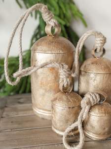 Juego de Campanas de Metal Doradas de Diseño Moderno, 3 Campanas Armoniosas para Árbol de Navidad, Decoración Rústica Ecológica Hecha a Mano para el Hogar, Tamaño y Logotipo Personalizables - Product Image 3