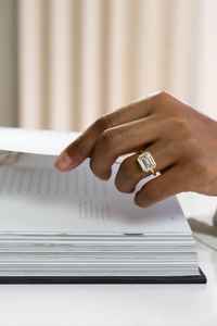 Magnifique bague solitaire en or massif 14 carats avec diamant taille émeraude de 2,01 carats, cultivé en laboratoire, sertie clos, pour femme, cadeau de mariage ou de fête pour amies - Product Image 3