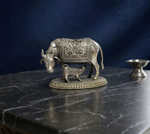 Ídolo de ternero de latón chapado en plata oxidada 999, 4.5x3x3.5cm, 100% latón, Gau Mata Murti, para Puja, decoración del hogar, regalo espiritual, regalo de inauguración de casa - Product Image 1