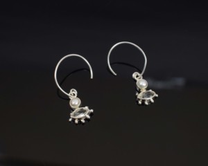 Boucles d'oreilles pendantes en argent sterling 925 avec perle d'eau douce et quartz clair - Cadeau de mariage et de fiançailles - Product Image 5