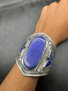 Pulsera ornamental con dijes de monedas tribales afganas, con cascabeles y colgantes de monedas detallados, para danza del vientre. - Product Image 4