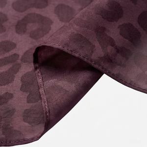 Elegante Pañuelo de Seda Chifón con Diseño de Anacardos para Mujer, Ligero, Transpirable y de Alta Calidad - Product Image 6