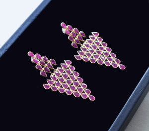 Pendientes de Oro de 18K con Rubí Natural, Diseño de Araña de Múltiples Niveles, Gema Magenta con Corte de Pera, Estilo Lágrima - Product Image 6