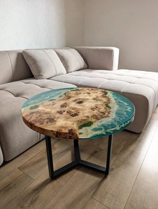 Mesa de Comedor Redonda Hecha a Mano con Resina, Mesa de Centro de Madera Epoxi con Diseño de Olas Oceánicas y Playa - Product Image 1