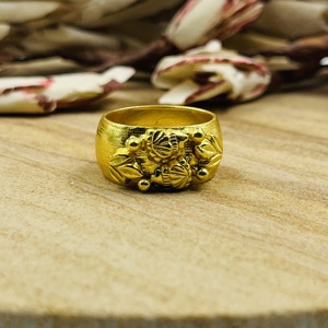 Bague florale au design tendance, style bohème, en laiton plaqué or 18 carats, motif fleur et feuille texturé, bijou statement pour femme, vente en gros/OEM/ODM - Product Image 4