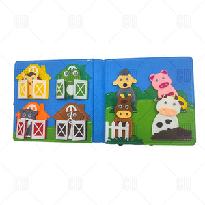 Livre sensoriel interactif en feutre sur le thème des animaux de la ferme et de la récolte, classique rouge - Product Image 4
