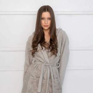 Albornoz de lujo con capucha para mujer, suave y afelpado, largo, para hotel, spa, hogar, cómodo para el invierno. - Product Image 2