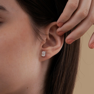 Boucles d'oreilles clous en diamant de laboratoire taille Radiant 2.04 carats total, couleur D, clarté VVS2, diamants certifiés, bijoux classiques pour mariage et mariée - Product Image 2