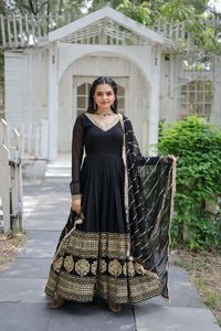 Vestido de gala con efecto de flores y dupatta, con atractivo trabajo de lentejuelas bordadas y borde de encaje. - Product Image 4
