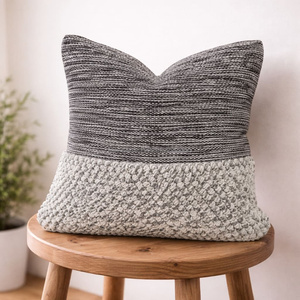 Coussin décoratif géométrique gris et blanc, housse de coussin en laine et coton style bohème, accent tissé de style marocain pour les intérieurs neutres - Product Image 2