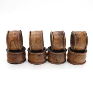 Porte-serviettes en bois de style ancien, conçu pour être un objet précieux pour des années de célébrations et de rassemblements. - Product Image 4