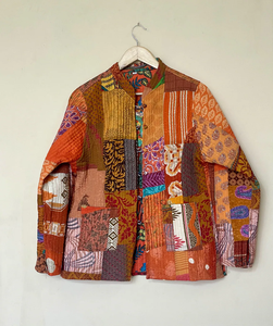 Magnifique veste d'hiver en patchwork de sari de soie faite à la main, imprimé floral, robe matelassée Kantha, col en V, manches bouffantes, décontractée - Product Image 2