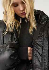 Veste matelassée noire OEM pour femme, à capuche métallique, fermeture éclair intégrale et cordon de serrage, style doudoune, pour l'hiver - Product Image 3