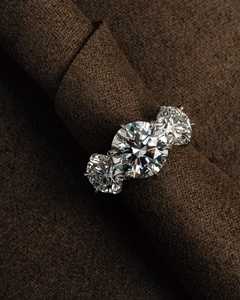 Bague à trois pierres en diamant de laboratoire 2 CT, bijoux de mariage en or blanc 14 carats, certifiée IGI - Product Image 1
