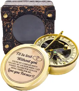 Kompas matahari ukiran dekoratif kuningan bahari dengan penutup kulit koleksi hadiah pasangan laut, hadiah romantis untuk dia