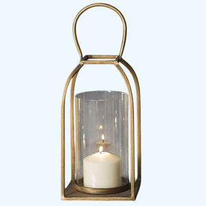 Lanterne moderne en métal rustique et verre avec lanterne à bougie en métal fini or pour la décoration extérieure de la maison, personnalisable - Product Image 1