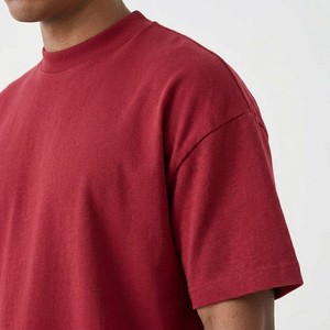 ชุดเสื้อยืดและกางเกงขาสั้นโอเวอร์ไซส์ผ้าฝ้าย 100% สีแดงพรีเมียม - ชุดลำลองผู้ชายแบบสองชิ้นทรงหลวมไหล่ตก - Product Image 5