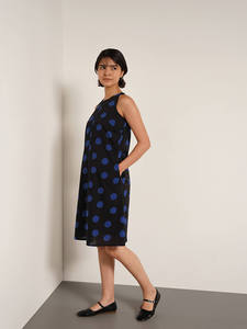 Robe midi bleue à pois avec broderie rouge à motif géométrique, col rond, silhouette droite, tenue décontractée quotidienne, 100% coton tissé - Product Image 3