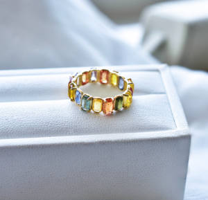 Bague éternelle en or 14 carats avec saphirs naturels multicolores taillés en émeraude, sélectionnés à la main par The Mosaic Muse - Product Image 5
